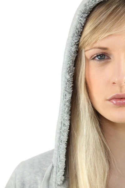Jonge vrouw in een grijze hooded sweatshirt — Stockfoto