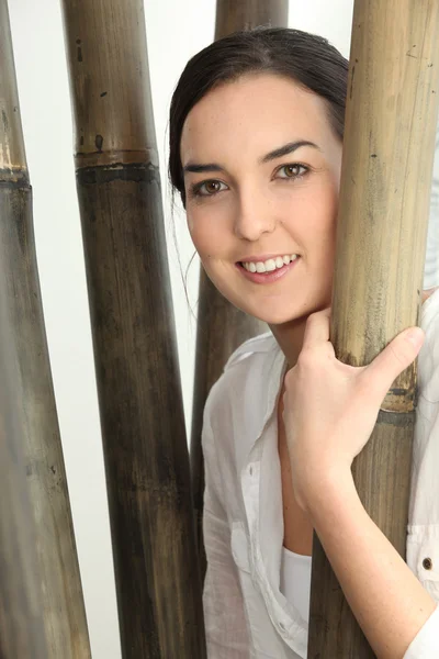 Mulher ficou ao lado de bambu — Fotografia de Stock