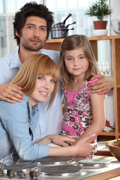 Föräldrar och deras dotter i köket — Stockfoto