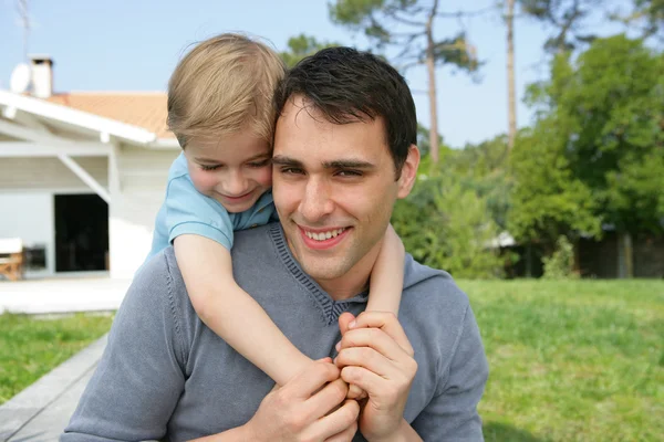 Küçük çocuk, babasının ile — Stok fotoğraf