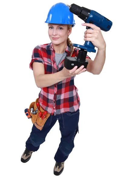 Tradeswoman κρατώντας ένα εργαλείο δύναμης μπαταρία — Φωτογραφία Αρχείου