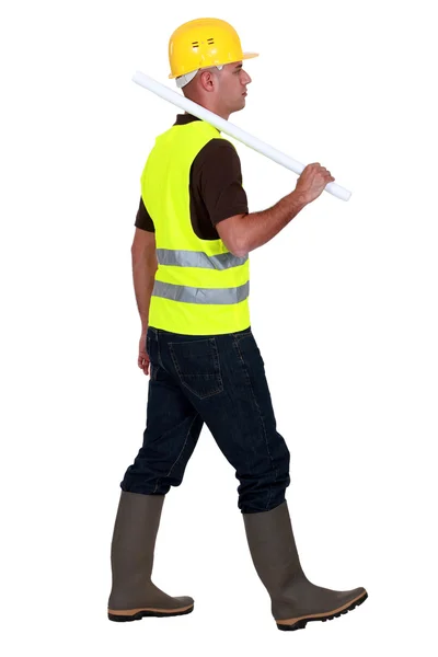 Tradesman walking on a building site — Stock Photo, Image