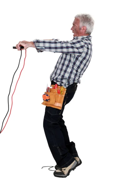 Άνθρωπος χρησιμοποιώντας μπαταρία κλιπ — Φωτογραφία Αρχείου