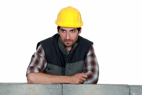 Bauarbeiter lehnt sich an Wand — Stockfoto