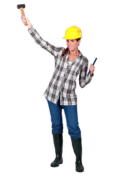 Bir kadın inşaat işçisi çekiç ile. — Stok fotoğraf