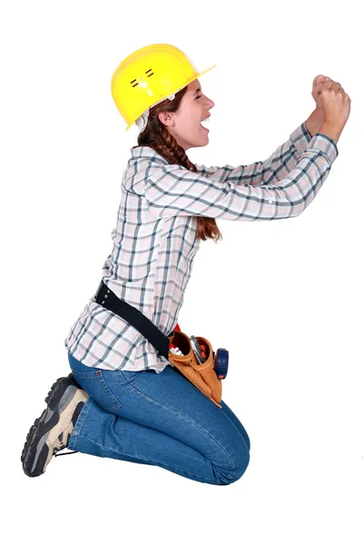 Trabalhadora da construção civil de joelhos implorando — Fotografia de Stock