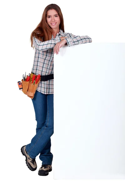 Handywoman with white panel for message — Stock Photo, Image