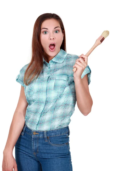 Шокированная женщина держит кисть — стоковое фото