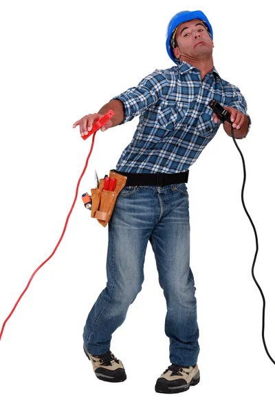 Elektrikář drží krokodýl klipy — Stock fotografie