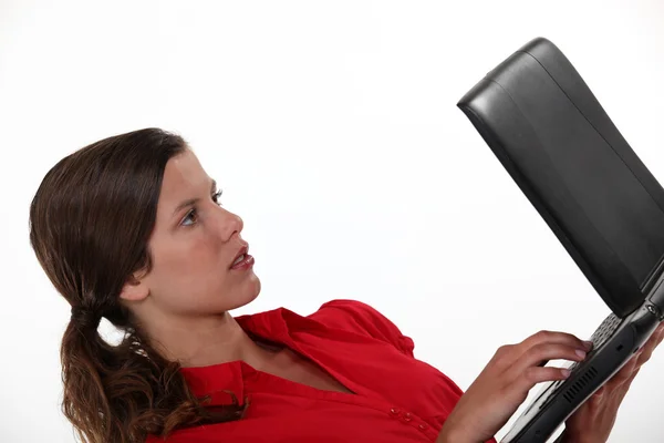 Femme d'affaires debout avec son ordinateur portable . — Photo