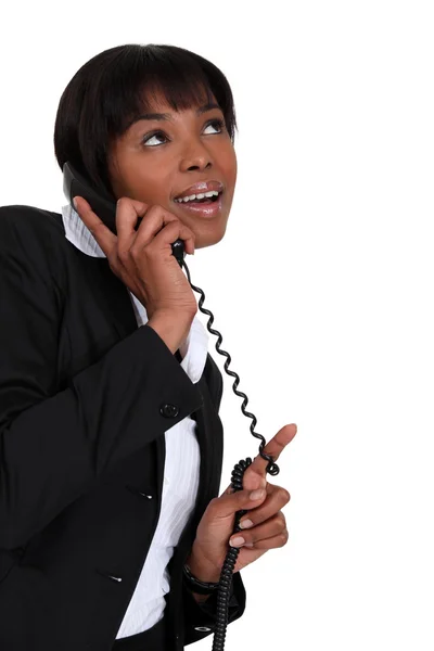 Улыбающаяся деловая женщина по телефону — стоковое фото