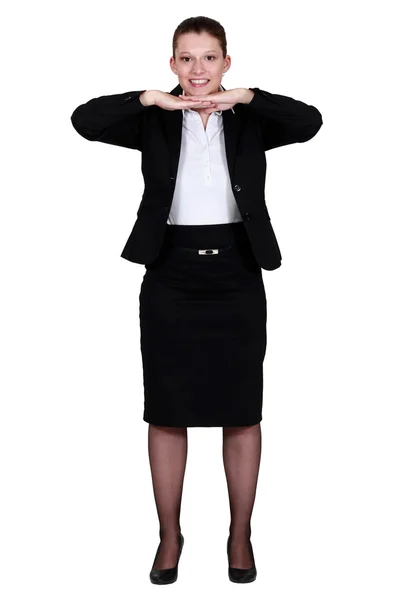 Imprenditrice appoggiata il mento sulle mani . — Foto Stock