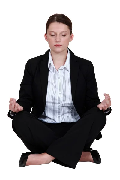 Junge Geschäftsfrau meditiert, um Stress abzubauen — Stockfoto