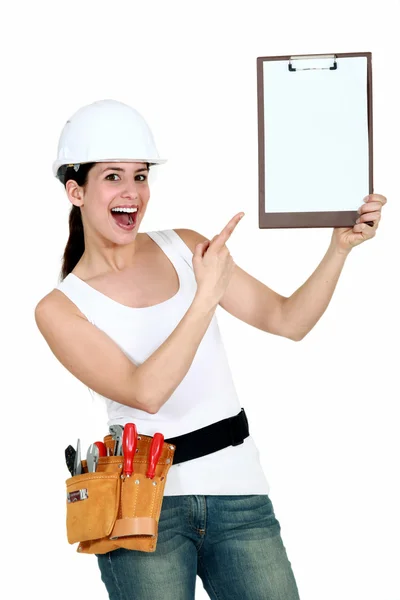 Trabalhadora feminina alegre mostrando bloco de notas — Fotografia de Stock