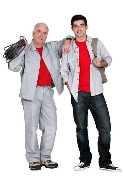 Eletricista e seu novo ajudante — Fotografia de Stock