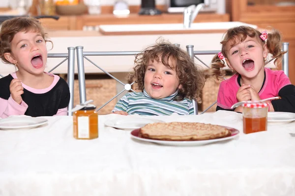 Дети едят пирог — стоковое фото