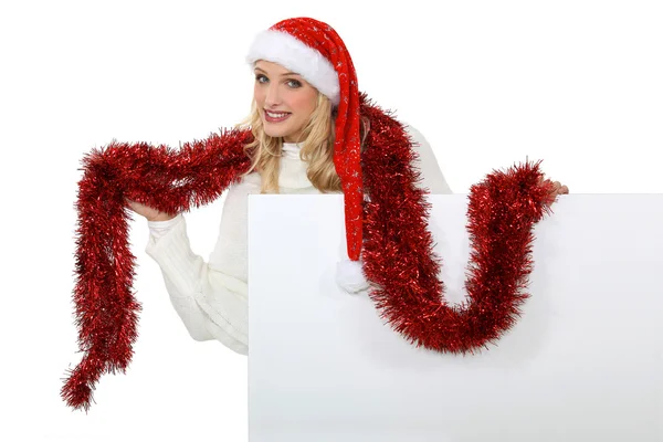Mevrouw santa met behulp van een klatergoud als een sjaal. — Stockfoto