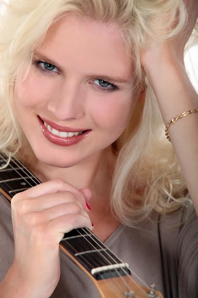 Blonde Frau mit Gitarre — Stockfoto
