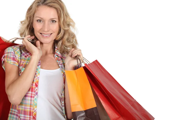 Frau mit zahlreichen Einkaufstüten — Stockfoto