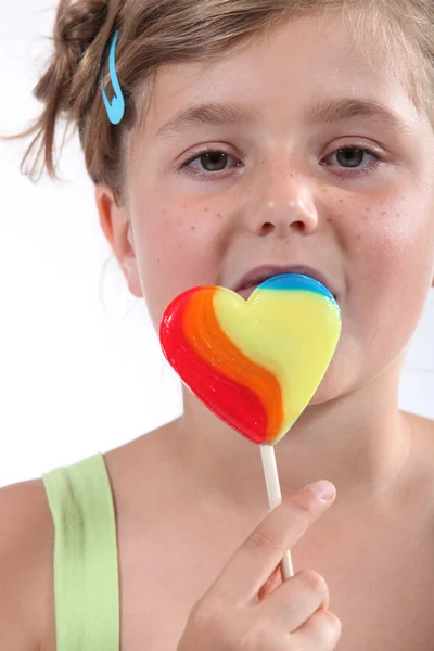 Porträtt av en flicka med lollypop — Stockfoto
