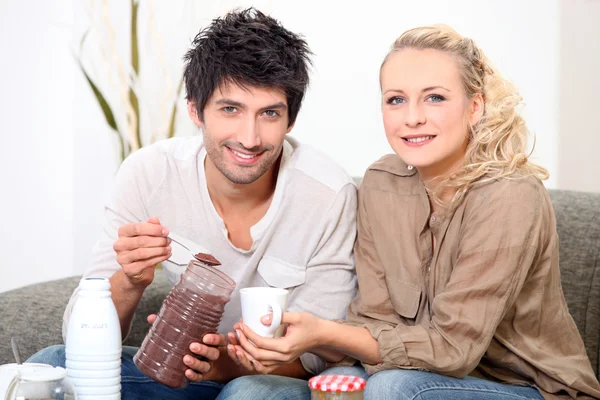 ホット チョコレートを作るカップル — ストック写真