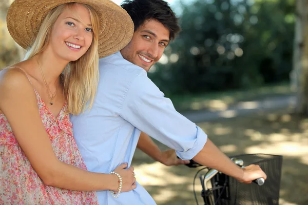A young couple on a bike ride. — Stock Photo, Image