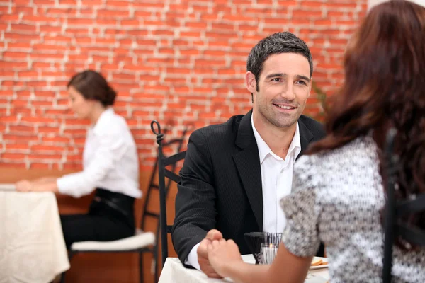 Couple eating in a restaurant — Stock Photo, Image