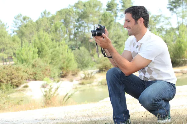 Uomo che scatta foto — Foto Stock