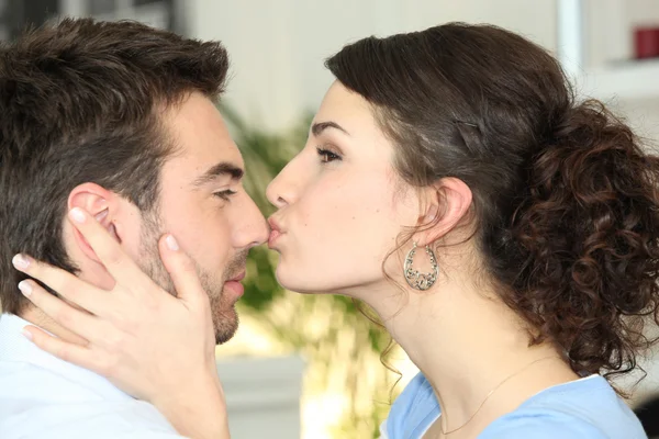 Mulher beijando seu namorado — Fotografia de Stock