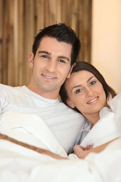 Mladý pár v posteli — Stock fotografie