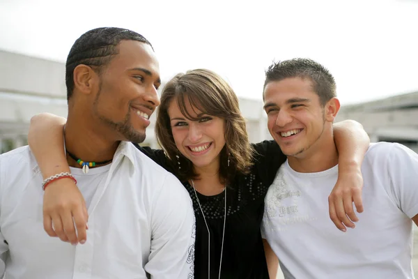 Молода жінка висить з парою хлопців — стокове фото
