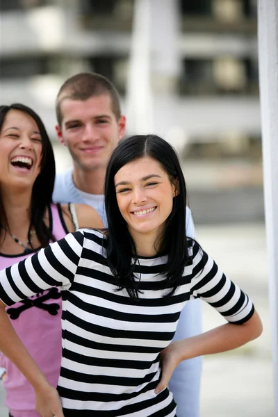 Grupo de adolescentes riendo — Foto de Stock