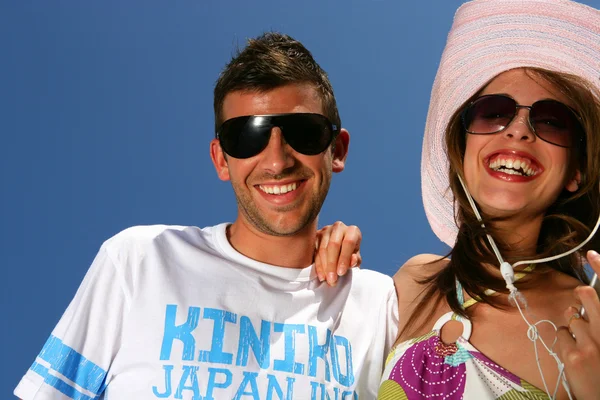 Pareja escuchando música en un día soleado — Foto de Stock