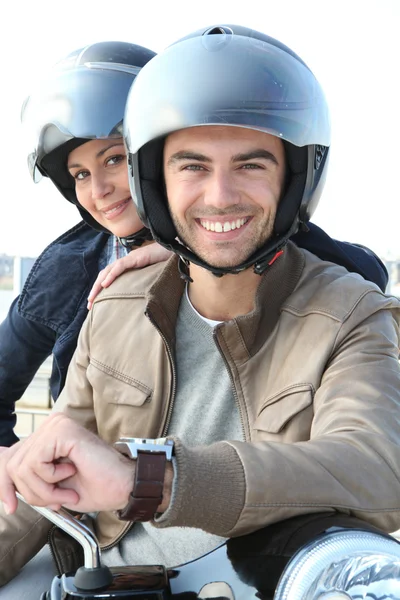 Hombre y mujer sonriendo en una motocicleta —  Fotos de Stock