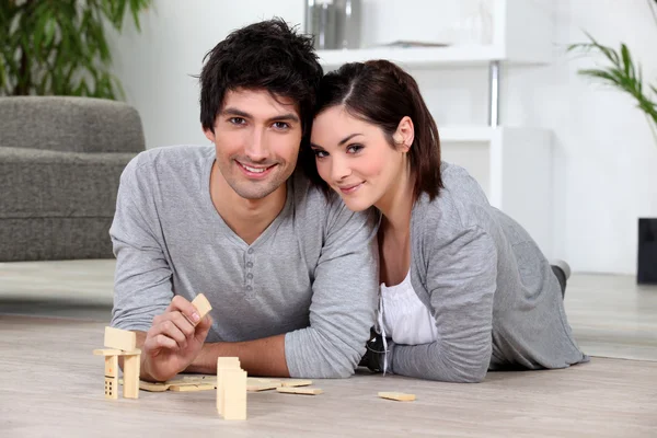 Couple playing dominoes — Stock Photo, Image
