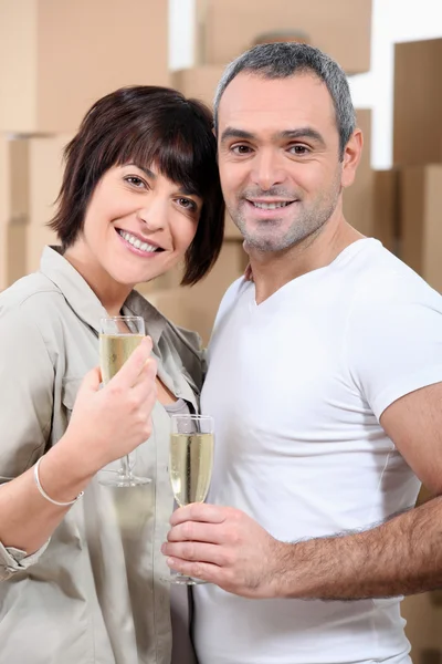 Couple celebrating their move — Stock Photo, Image