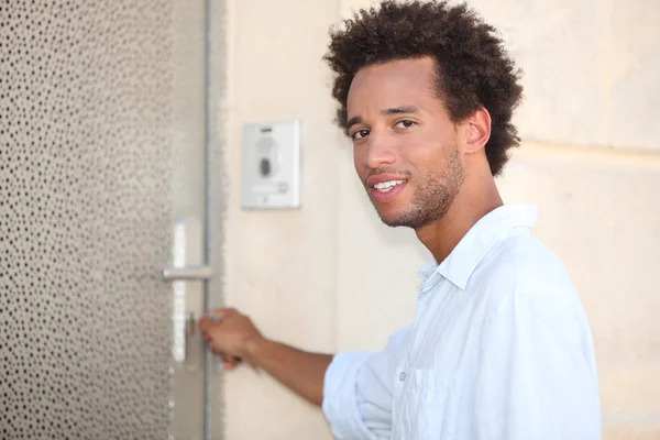 Hombre poniendo llave en la puerta — Foto de Stock