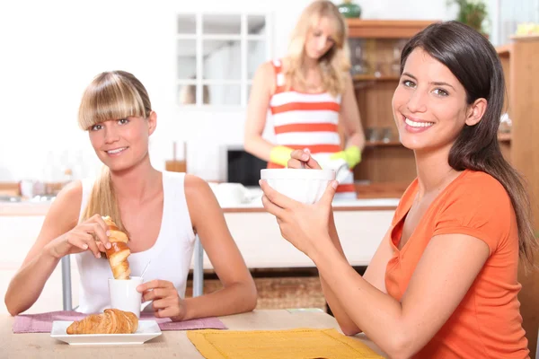 Women eating breakfast — Stock Photo, Image