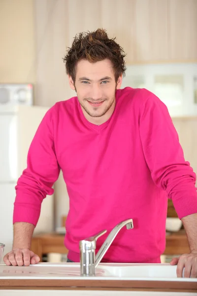 男子站在他的厨房水槽 — 图库照片