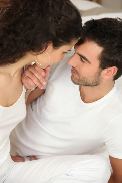 Mannen och kvinnan stirrade på varandra ömt — Stockfoto