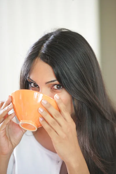 Mulher bebendo de tigela de café — Fotografia de Stock