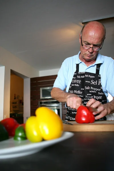 Man cutting peppers — Stock Photo, Image
