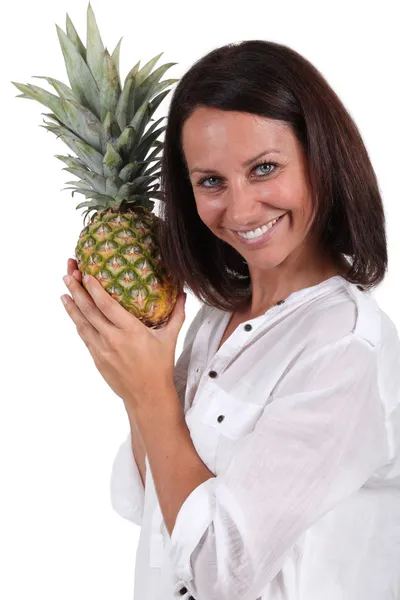 Frauen mit Ananas — Stockfoto
