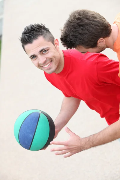 年轻男子玩手球 — 图库照片