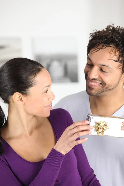 Ein Mann schenkt seiner Frau ein Geschenk — Stockfoto