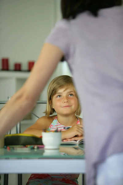 Young child looking up to her mother — Stock Photo, Image