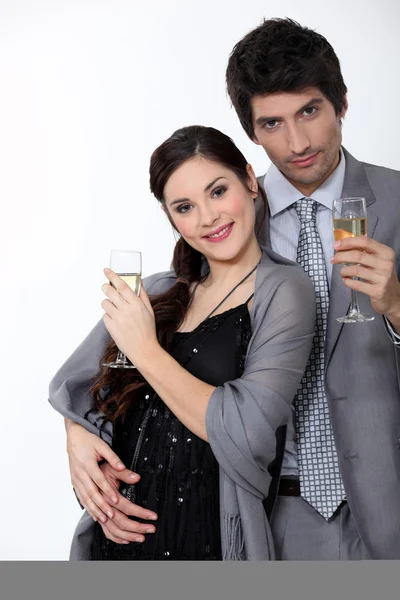 Glamoureuze paar drinken champagne — Stockfoto