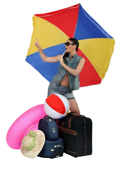 Mulher pronta para suas férias na praia — Fotografia de Stock