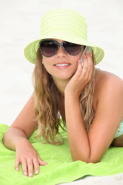 Adolescente sulla spiaggia — Foto Stock