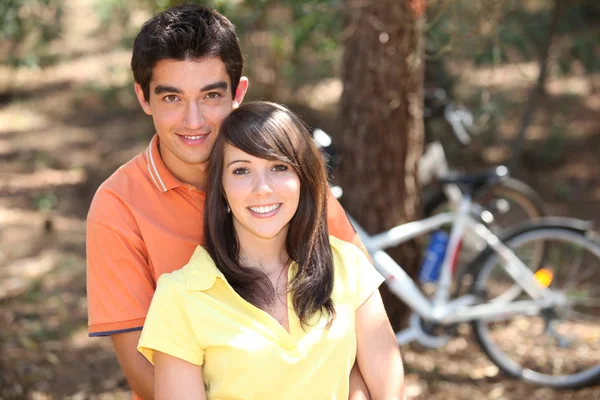 Young couple outdoors with bicycles — Stock Photo, Image